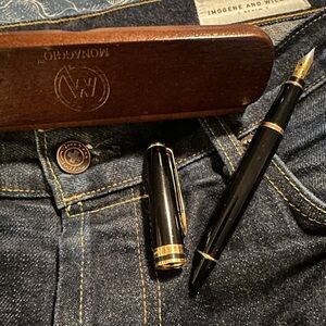 Elegant Black and Gold Fountain Pen Expert